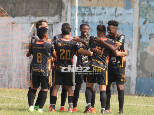 Así festejaron los jugadores del Platense uno de los cinco goles ante Villanueva FC. FOTO: Neptalí Romero.