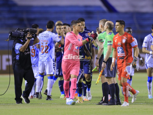 Los futbolistas de Motagua y Pachuca se saludaron antes del pitazo inicial en San Pedro Sula. FOTO: Melvin Cubas.