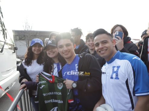 Los hondureños pusieron el ambiente en el BO Field de Toronto, Canadá. FOTO: Stephan Ordóñez.