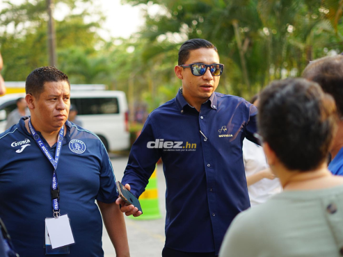 Emilio Izaguirre causó furor a su llegada al Olímpico. Muchos aficionados del ciclón se le acercaron para sacarse una postal memorable. FOTO: Mauricio Ayala.