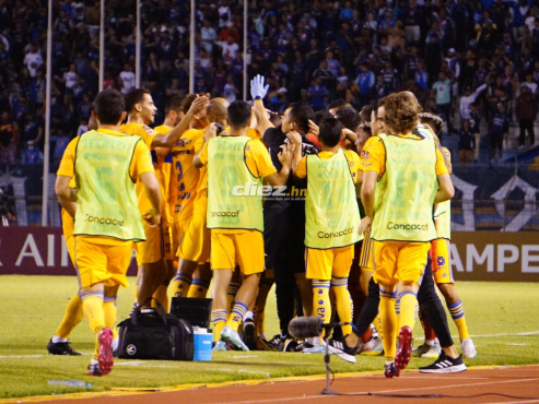 Así festejaron los jugadores de Tigres el tanto de Luis Quiñones en el Olímpico. FOTO: Mauricio Ayala.
