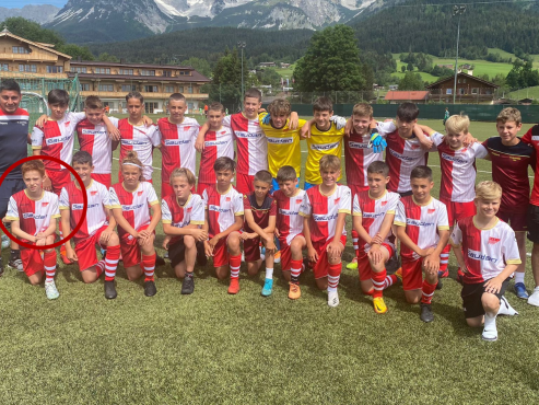 El juvenil es caucásico de cabellera roja y juega como volante y lateral derecho.