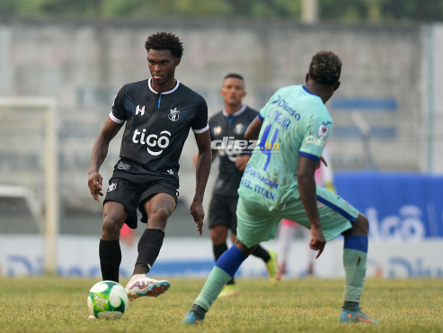 Nelson Marín da un pase a un compañero ante la marca de “Zapatilla” Mejía. FOTO: José Valle.