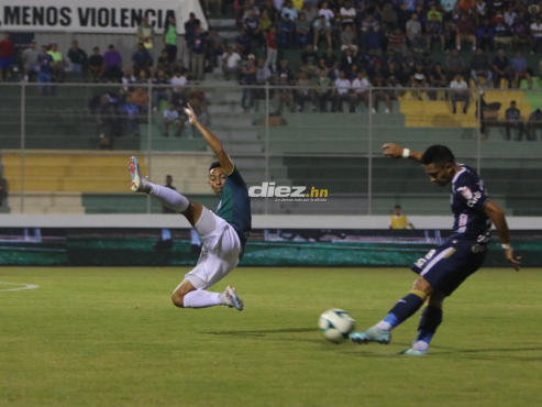 El salvadón de Allan Banegas tras disparo de Diego Rodríguez en el área de Marathón. FOTO: Andro Rodríguez.