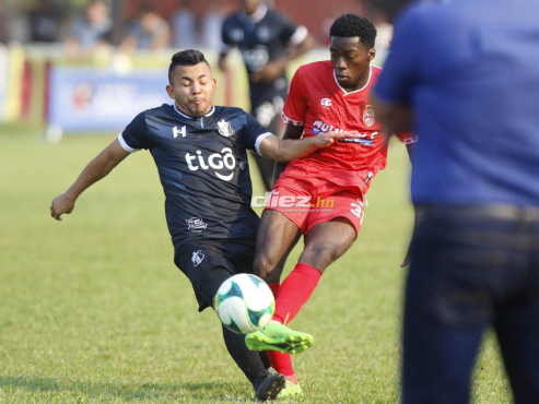 ”Tierrita” Martínez intenta sacarle el balón a Klifox Bernárdez. FOTO: Neptalí Romero.