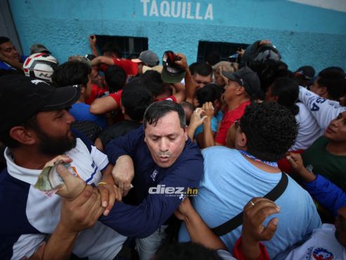 Las enormes filas y el desorden fue parte del caos en la obtención de boletos para la final del Clausura 2023. FOTO: Andro Rodríguez.
