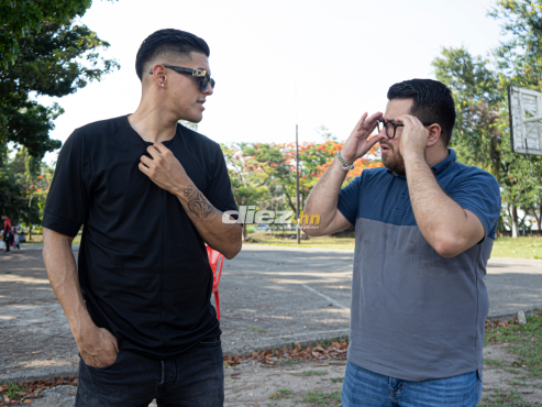 Nuestro corresponsal Gustavo Roca en charla con el futbolista del Aris de la Superliga de Grecia.