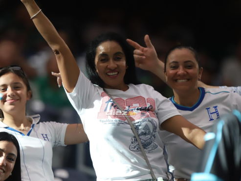 Las aficionadas hondureñas dicen presente en el Energy Stadium de Houston. FOTO: Mauricio Ayala.