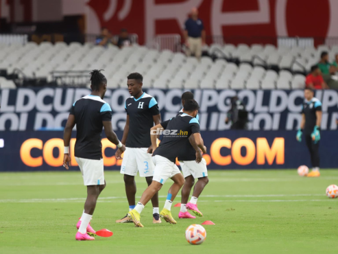 Wesly Decas y Rubilio Castillo calientan previo al pitazo inicial en el State Farm Stadium. FOTO: Mauricio Ayala.
