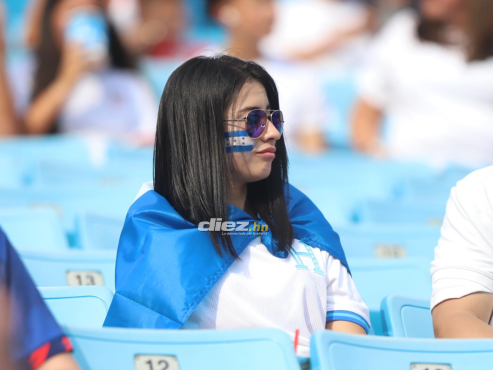 Las bellas catrachas dicen presente en el hermoso estadio de Charlotte, Carolina del Norte. FOTO: Mauricio Ayala.