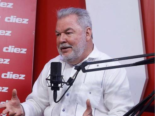 El alcalde de San Pedro Sula habló sobre los proyectos que tiene con el Estadio Olímpico. FOTO: Neptalí Romero.