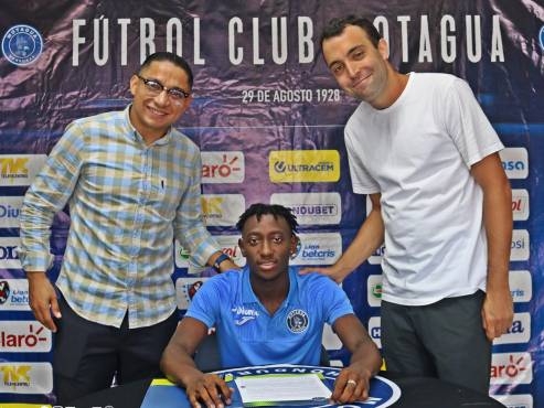 Los dirigentes Emilio Izaguirre y Miguel Atala en la firma de contrato de Antony García.