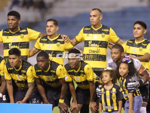 Así sale Real España para medirse al Victoria en el estadio Olímpico de SPS. FOTO: Neptalí Romero | Mauricio Ayala.