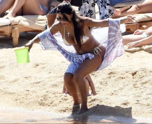 Daniela Seeman, la mujer de Cesc Fábregas deslumbra en la playa