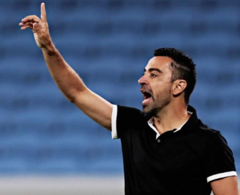 Insultos y patadas: Xavi Hernández explota en su debut oficial como entrenador