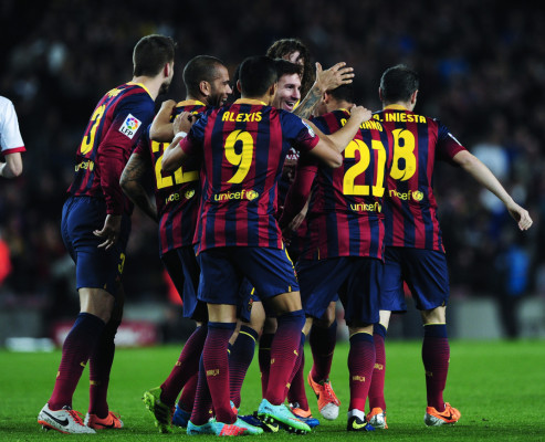 Barcelona aplasta al Rayo y recupera la punta