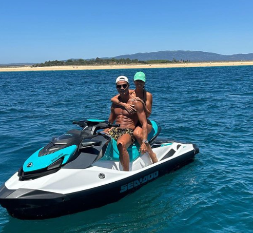 Georgina Rodríguez exhibe sus curvas en las vacaciones con Cristiano Ronaldo: “Los amantes de la playa”