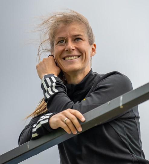 Histórico: tiene 34 años y se convierte en la primera mujer en entrenar a un reconocido equipo de la Bundesliga