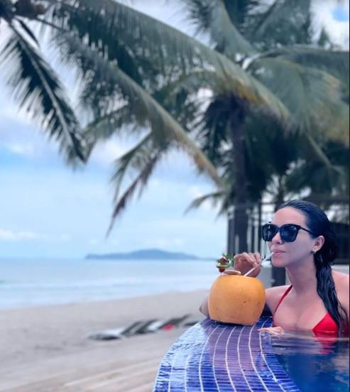 Ana Jurka, periodista deportiva hondureña, deslumbra en sus vacaciones en las playas de Tela