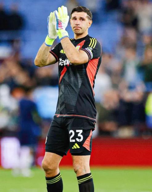 Emiliano Martínez no tiene ofertas y todo parece indicar que se quedará en Aston Villa.