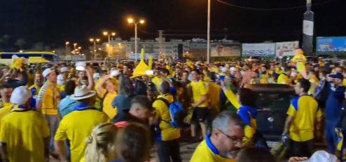 Festejo pletórico del Cádiz, pasos prohibidos de “Choco” Lozano y la caravana del “Submarino” tras salvarse del descenso en España