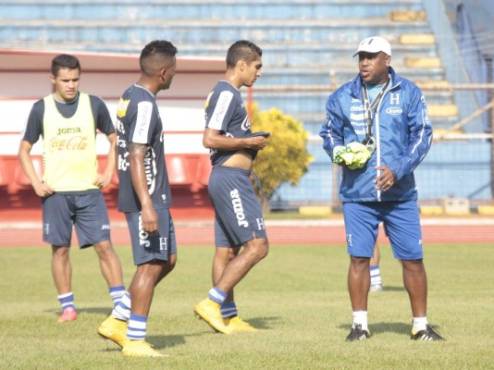 El tecnico de la seleccion de Honduras, dialogan con los jugadores Luis Garrido y Jorge Claros.