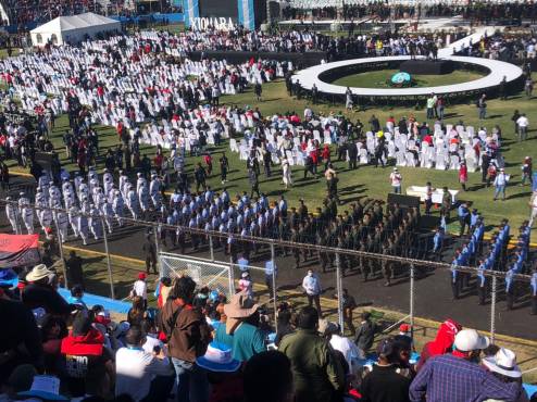 Xiomara Castro asume presidencia de una Honduras pobre y endeudada, pero optimista