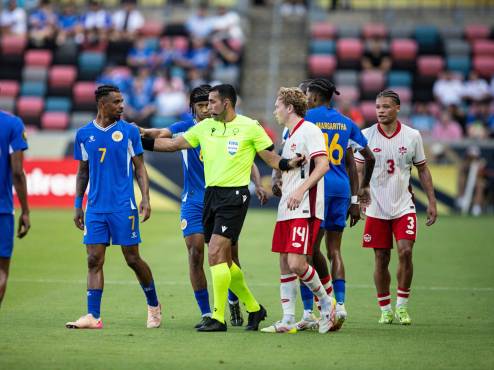 Juninho Bacuna (7) es una de las figuras, junto a su hermano Leandro, de la selección de Curazao.