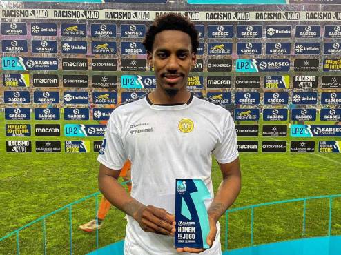 El delantero catracho Bryan Róchez con el galardón del mejor jugador del partido.