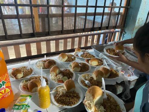 Arroz chino, ensalada y pan dulce, parte del delicioso plato que llevó el defensor al centro penal.