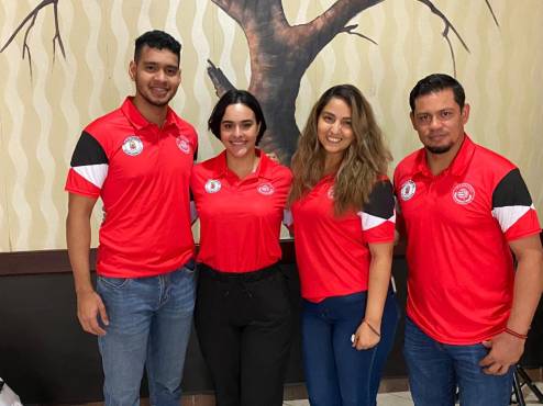 Parte de del equipo masculino y femenino de voleibol de la Municipalidad de San Pedro Sula.