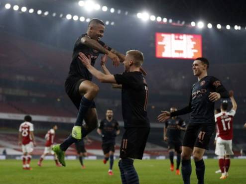 Manchester City's Brazilian striker Gabriel Jesus (L) celebrates scoring his team's first goal during the English League Cup quarter final football match between Arsenal and Manchester City at the Emirates Stadium, in London on December 22, 2020. (Photo by Adrian DENNIS / AFP) / RESTRICTED TO EDITORIAL USE. No use with unauthorized audio, video, data, fixture lists, club/league logos or 'live' services. Online in-match use limited to 120 images. An additional 40 images may be used in extra time. No video emulation. Social media in-match use limited to 120 images. An additional 40 images may be used in extra time. No use in betting publications, games or single club/league/player publications. /