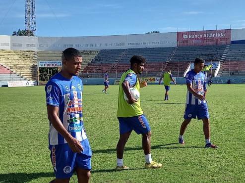Los futbolistas del Victoria realizaron este lunes trabajos tácticos y físicos en el Estadio Ceibeño.