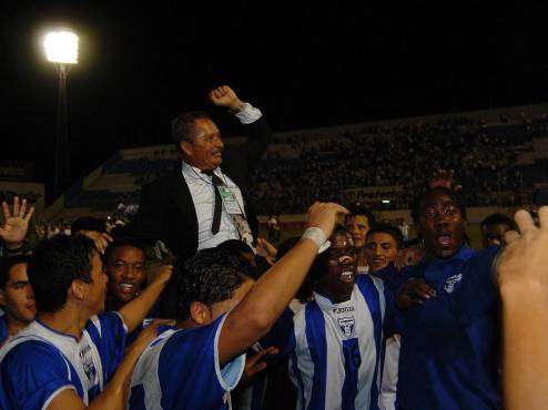 Rubén Guifarro y los jugadores hondureños celebrando la clasificación al Mundial de Holanda 2005.