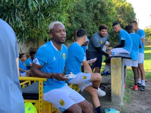 Bonito ambiente en el Real España: Héctor Vargas celebró su cumpleaños 63 partiendo un pastel con sus jugadores
