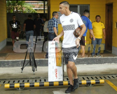 Entre regalos, jugando billar y muchas sonrisa se entrenó el Real España