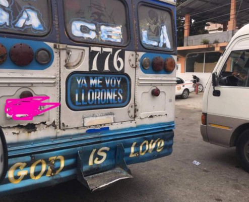 ¡Para morirse de la risa! Los insólitos mensajes que se ven en buses y taxis de Honduras