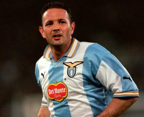 En plena batalla contra la leucemia viajó 145 km en auto y dirigió a su club en la Serie A de Italia