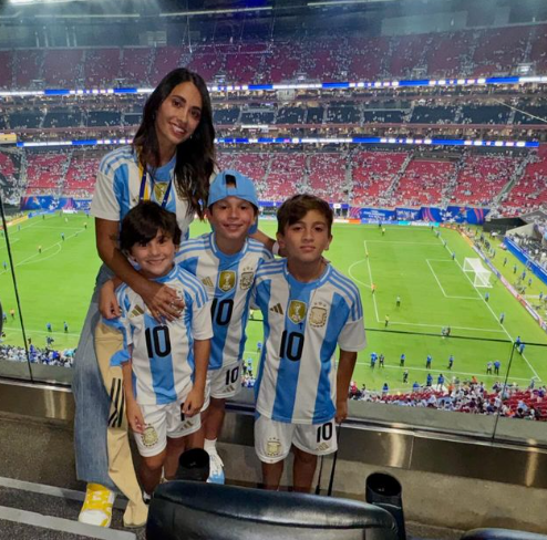 El gesto de Messi con Alphonso Davies y la marca de Julián Álvarez en su cuello; el “beso de la suerte” para la Copa América