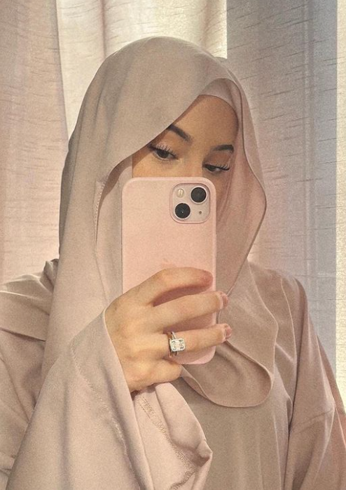 Siempre con el rostro cubierto: la influencer y misteriosa mujer que conquistó a crack del Barcelona