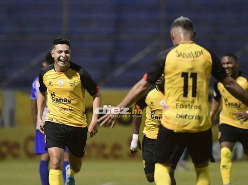 Jhow Benavídez celebrando uno de sus goles ante Victoria en la Liga Nacional. Foto. Neptalí Romero.