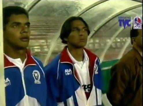 Amado Guevara junto a Wilmer Peralta en la banca del Olimpia en la gira por USA.