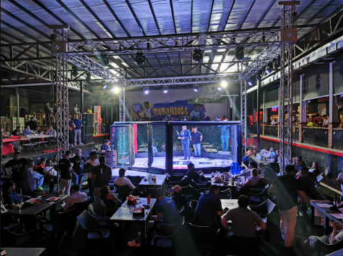 Así lucía el cuadrilátero para las 16 peleas de la noche.