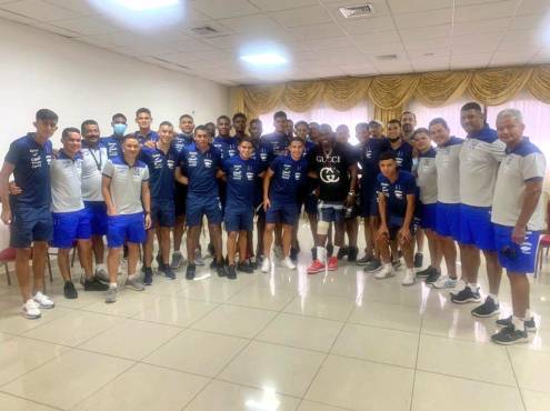 Los chicos y el cuerpo técnico de la selección juvenil se sacó una postal del recuerdo con Elis. FOTO: Fenafuth