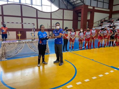 Premiaciones del campeonato anteriror en la cancha de la universidad pedagógica.