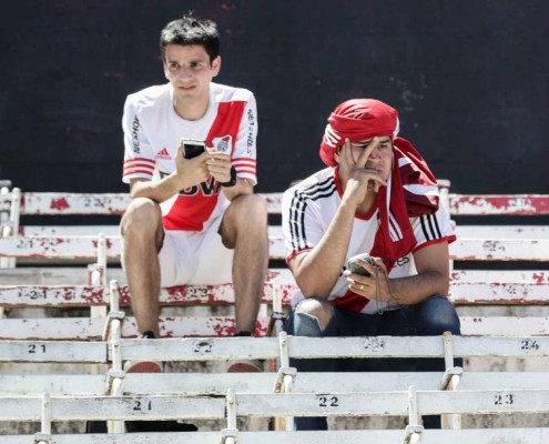 Fotos: La frustración de los hinchas en el Monumental tras la postergación de la final