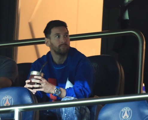 PSG sigue intratable en la Ligue 1 y así fue captado Messi en uno de los palcos; su bonito gesto con una niña