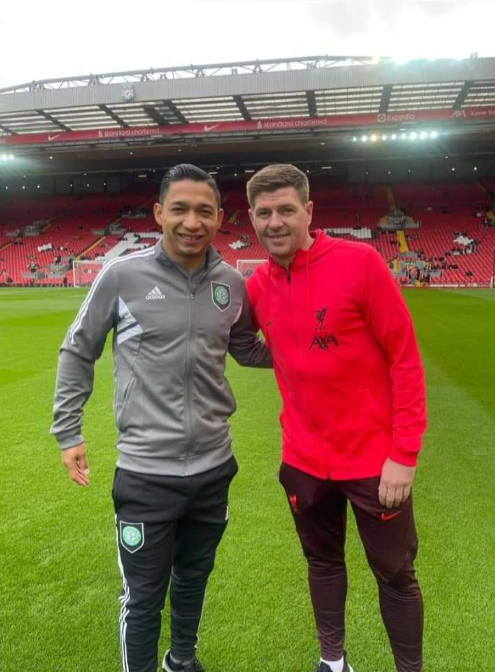 El hondureño Emilio Izaguirre junto al legendario Steven Gerrard.
