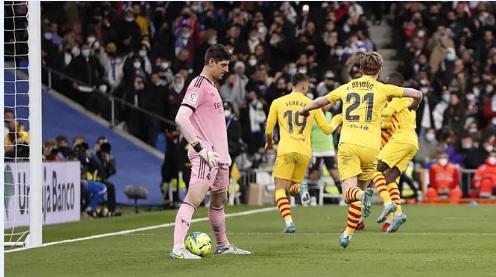 FOTOS: El abrazo de Xavi a Vinicius, Piqué defiende a Ter Stegen de un encontronazo y la famosa cantante en el Real Madrid-Barcelona