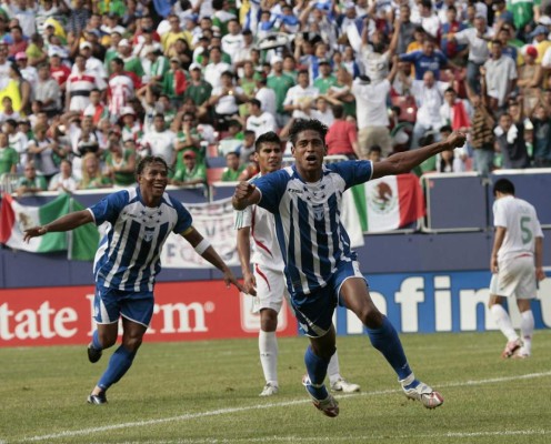 Las mejores fotos del delantero Carlo Costly y sus cambios de look